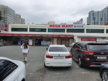 Mega Mart Munhyeon Branch