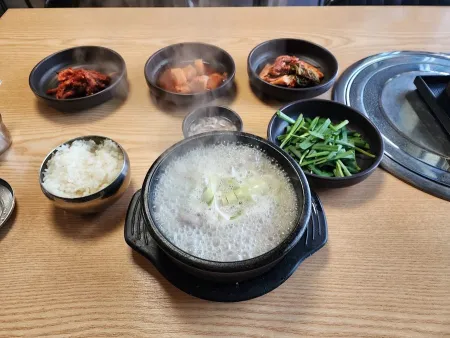 Lee Seobang Tojong Sundae Guk
