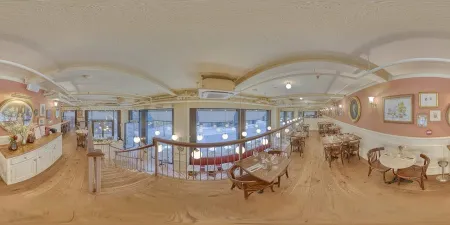 Chez Antoinette Victoria