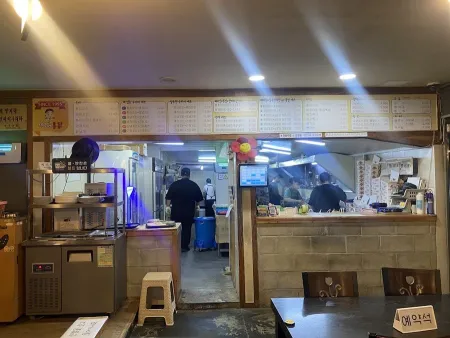Yeonggu-ne Yangnyeom Tongdak Dongmyeon Branch