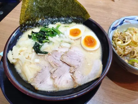 横浜家系ラーメン 初の家 菊陽店