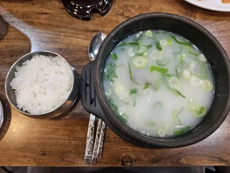 Jeontong Seolleongtang