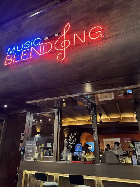 Blending Bar Music
