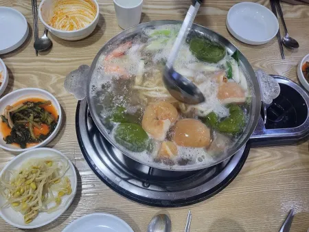 Baekcheongwoo Kalguksu
