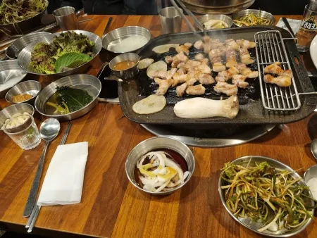 Ppyeo Daeinneun Dwaeji Jip Seongseo Branch