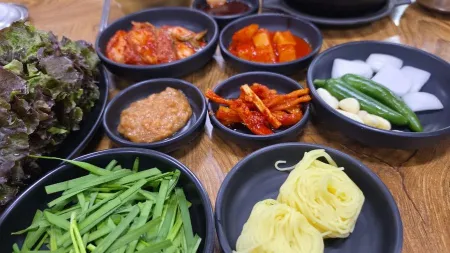 Gomyeonghwa Dwaeji Gukbap