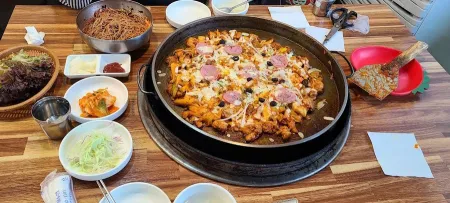 Chuncheon Sandeodeok Sutbul Dakgalbi