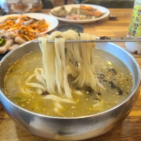Jeju Doldam Kalguksu Beomeosa Branch