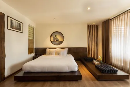 California Saigon Hotel & Rooftop Pool