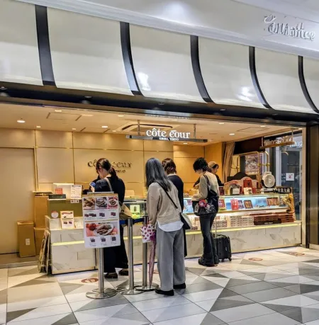 côte cour Tokyo Gift Palette Store