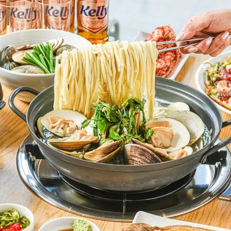 Yeongtong Baekhap Kalguksu Gwanggyo Branch