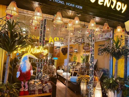 Suzi Spa - Massage- Nails- Shampoo