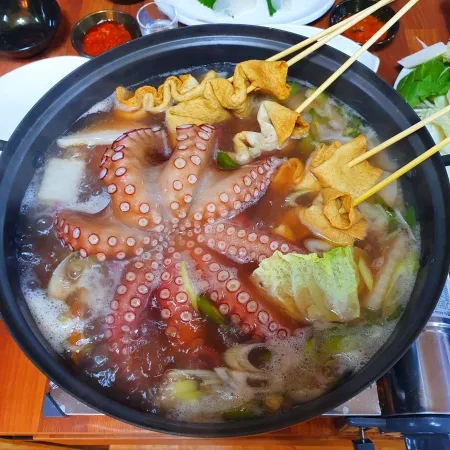 Dari Tteuneun Bada Hwal Mungeo Sukhoe Shabu-shabu