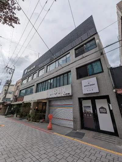 roots house