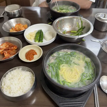 Yonggang Dwaeji Gukbap