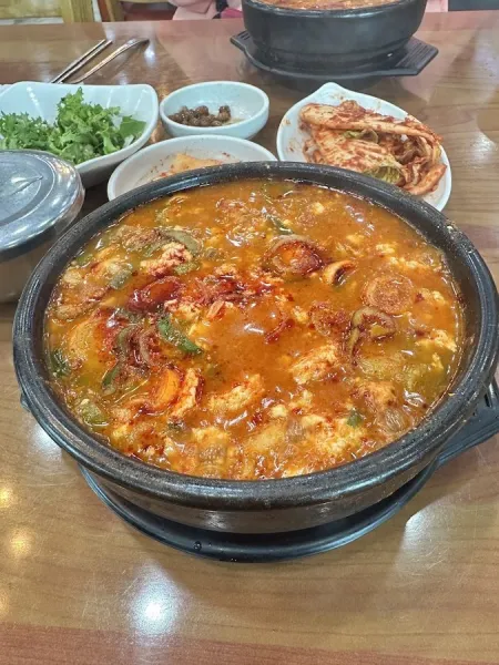 Hwasim tofu (Tofu stew, seafood pancake)
